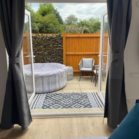 Stylish 1 Bedroom Studio Outdoor Area And Hot Tub บอร์นมัธ ภายนอก รูปภาพ
