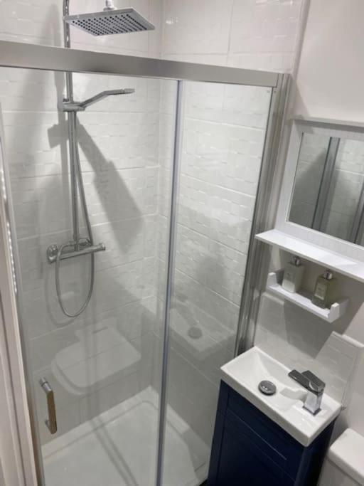 Stylish 1 Bedroom Studio Outdoor Area And Hot Tub บอร์นมัธ ภายนอก รูปภาพ