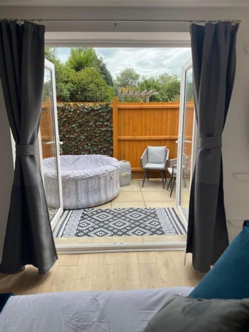 Stylish 1 Bedroom Studio Outdoor Area And Hot Tub บอร์นมัธ ภายนอก รูปภาพ